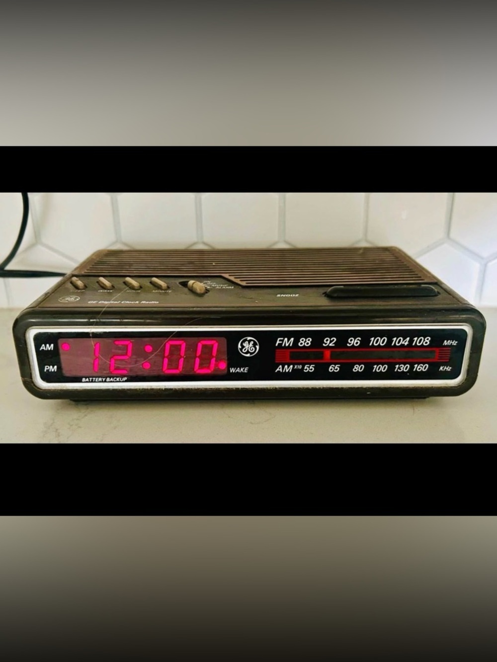 Vintage AM/FM Digital Alarm Clock Radio in Black with Red LED